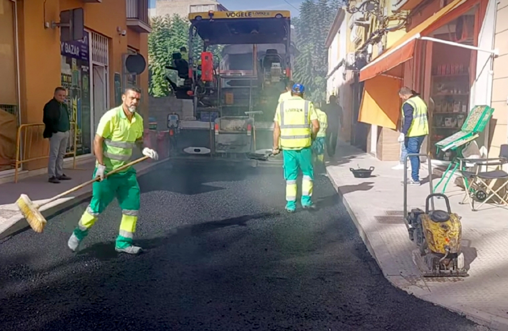 Se destinarn casi 100.000 euros en arreglar el firme y los baches en varias calles del casco urbano y de El Paretn